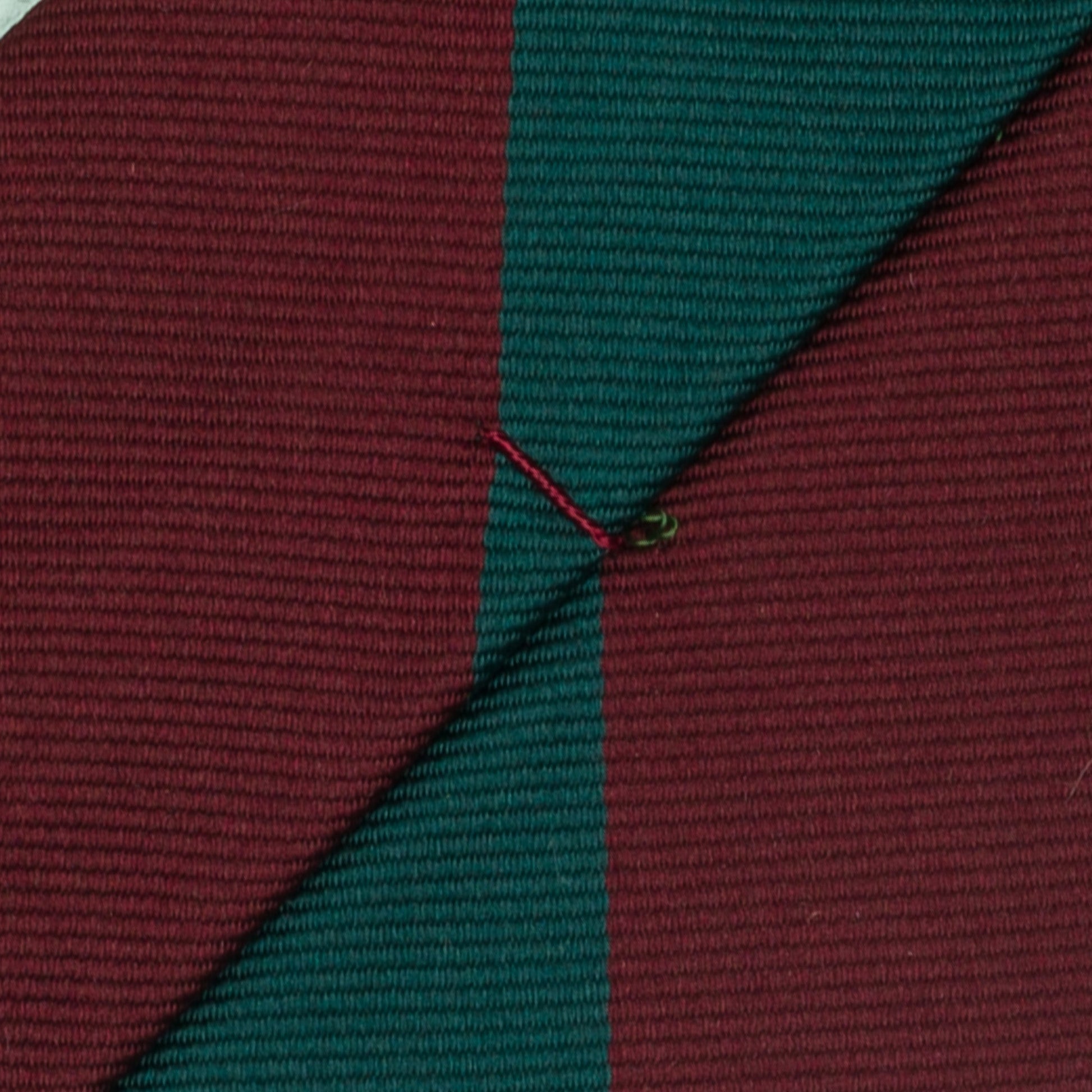 ダークレッドとグリーンのストライプ柄オーニングネクタイ｜FOURBUTTONS Necktie - FOURBUTTONS ONLINE