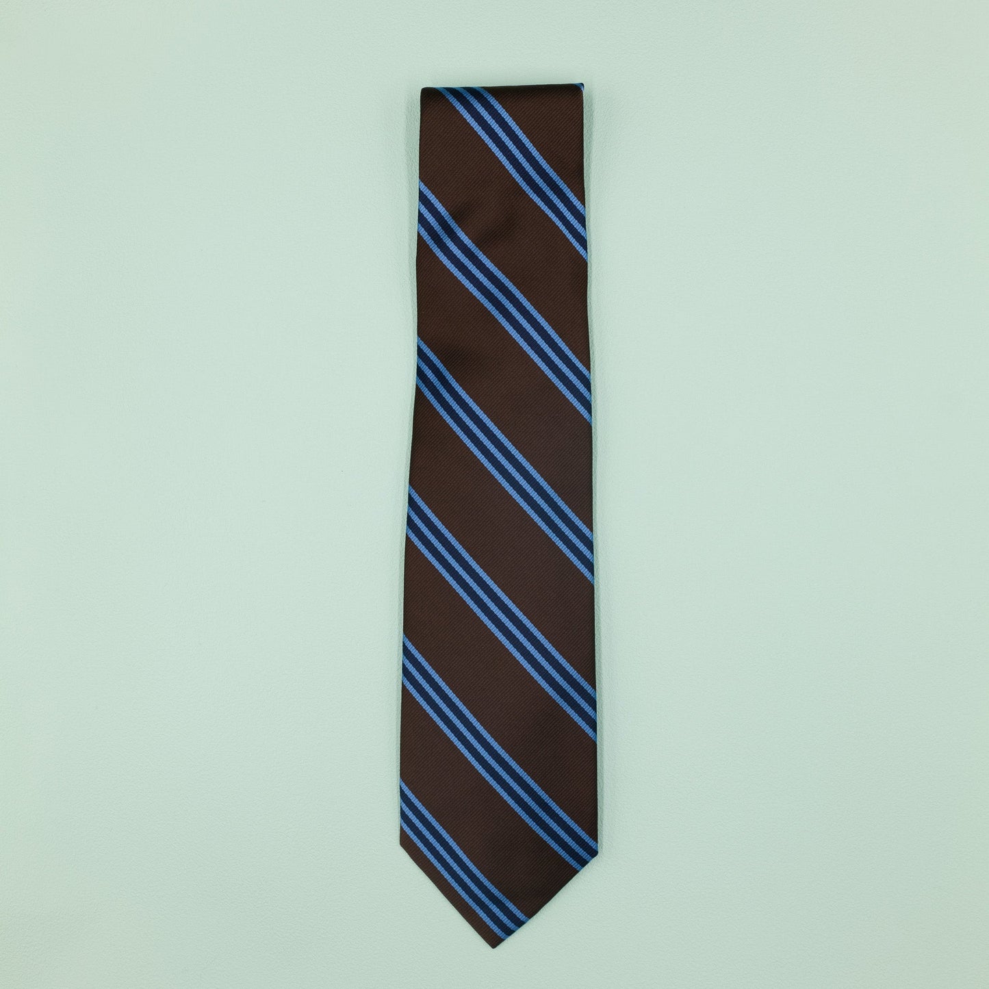 ブラウン・ライトブルー・ネイビーのストライプ柄シグネチャーネクタイ｜FOURBUTTONS Necktie - FOURBUTTONS ONLINE