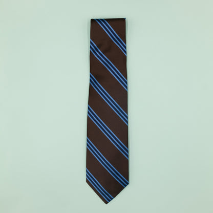 ブラウン・ライトブルー・ネイビーのストライプ柄シグネチャーネクタイ｜FOURBUTTONS Necktie - FOURBUTTONS ONLINE
