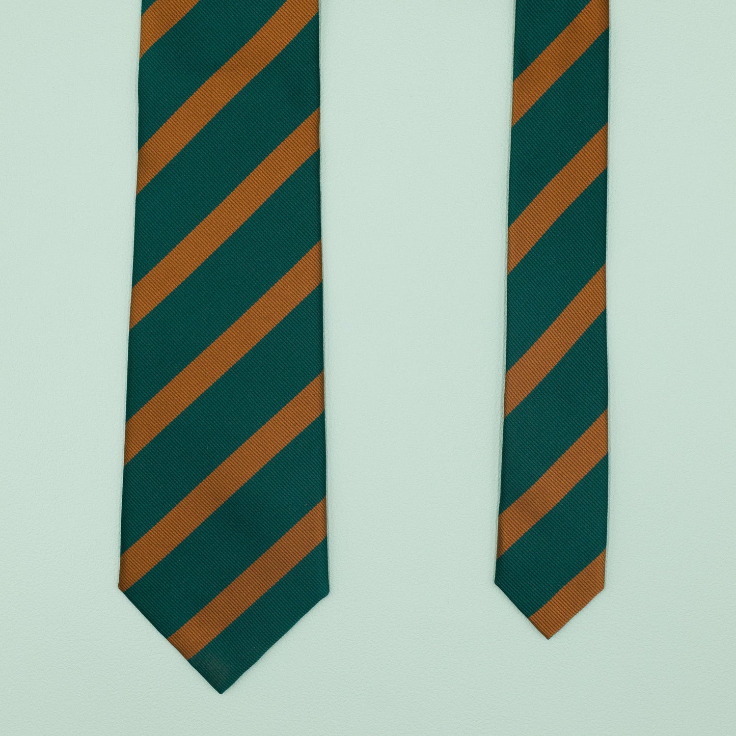 グリーンとオレンジのワンストライプネクタイ｜FOURBUTTONS Necktie - FOURBUTTONS ONLINE