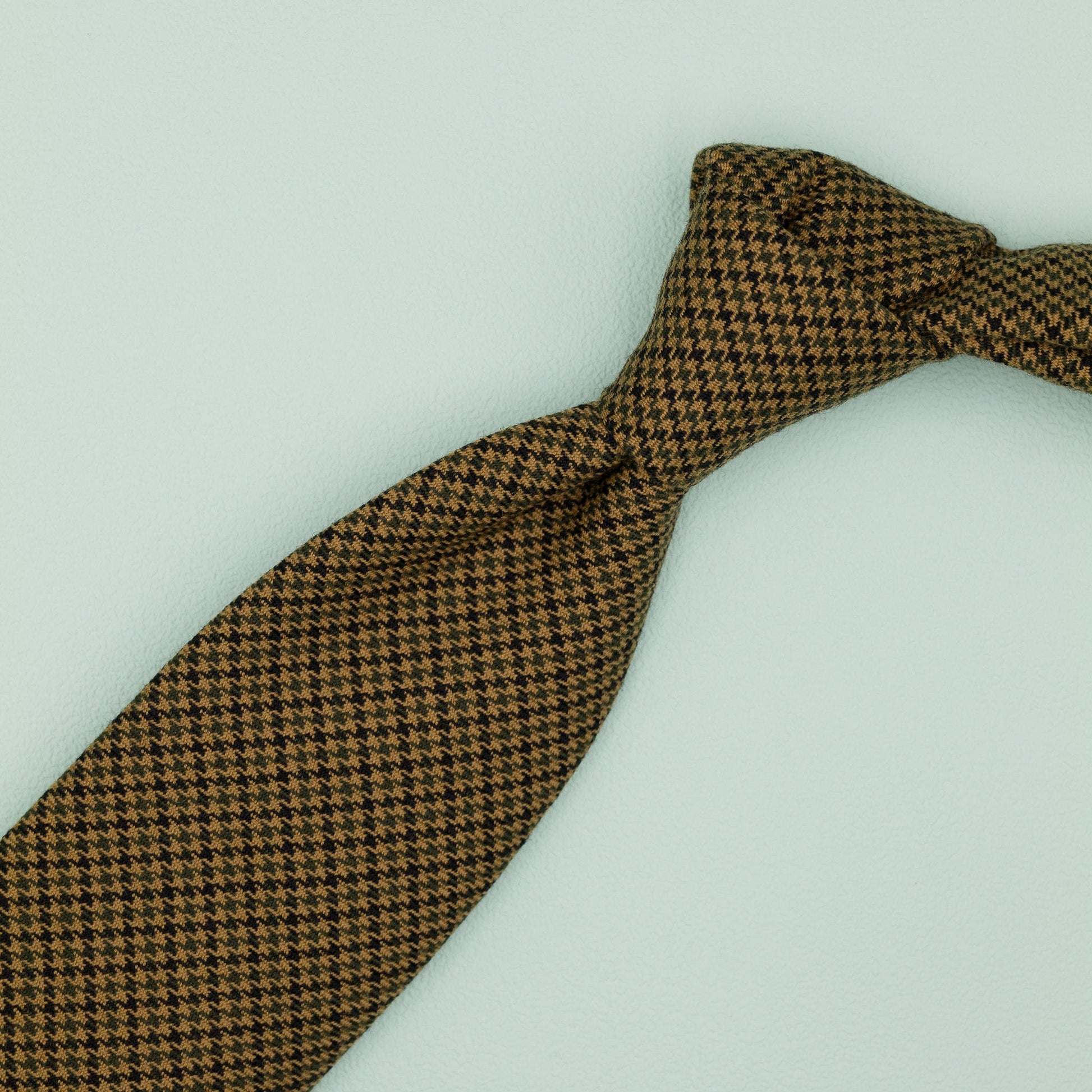 ブラウンとグリーンの千鳥格子柄ウールネクタイ｜FOURBUTTONS Necktie - FOURBUTTONS ONLINE