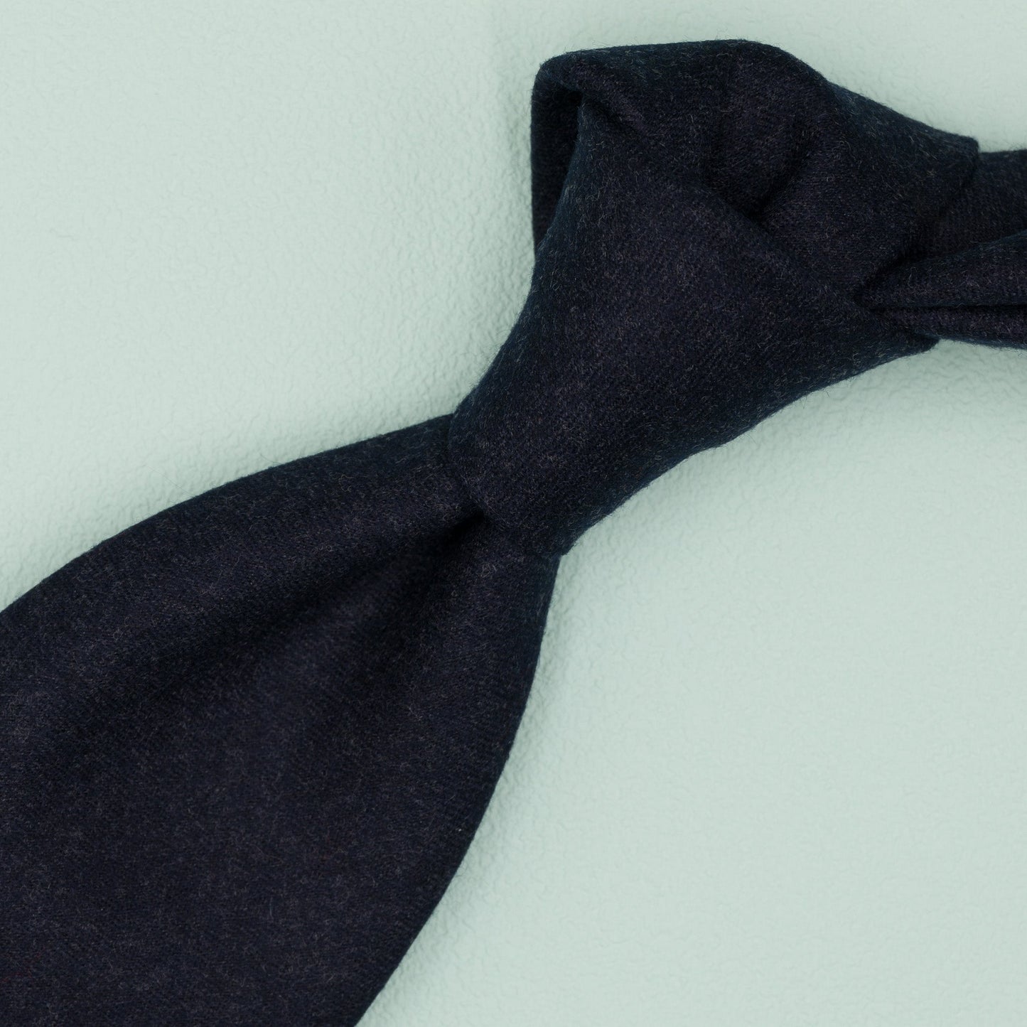 ネイビーのウール無地ネクタイ｜FOURBUTTONS Necktie - FOURBUTTONS ONLINE