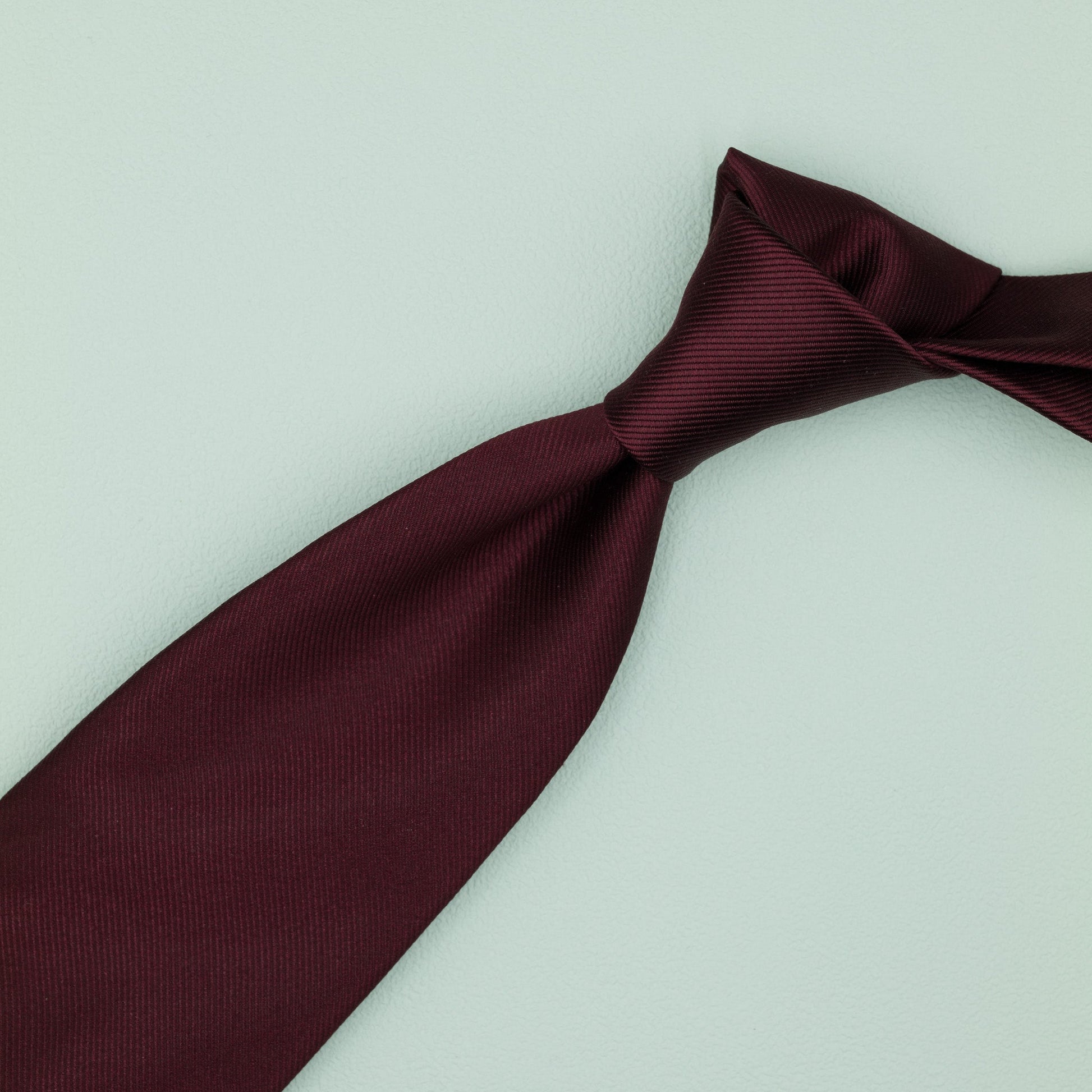 ダークレッドの無地トゥルーソリッドネクタイ｜FOURBUTTONS Necktie - FOURBUTTONS ONLINE