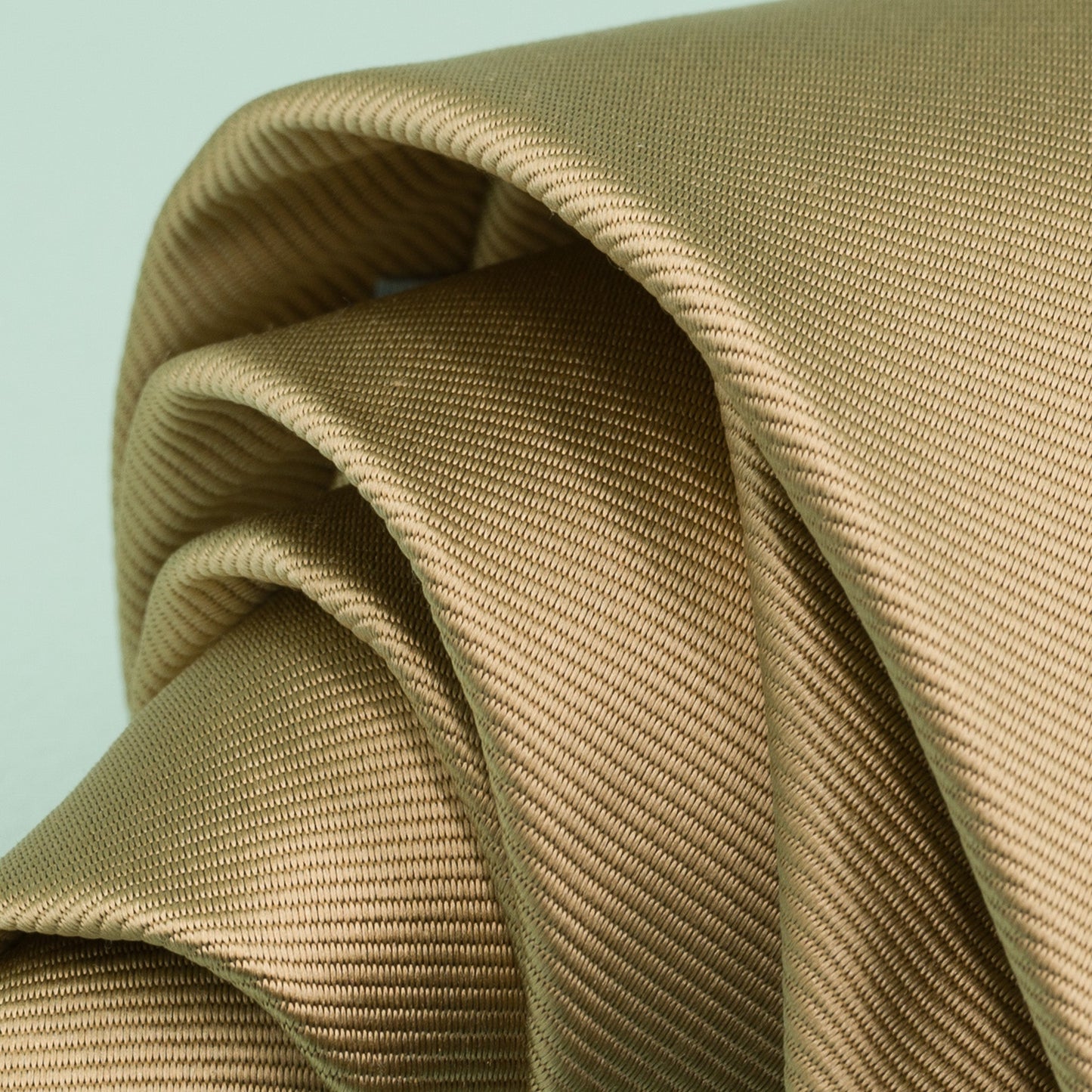 シャンパンゴールドの無地トゥルーソリッドネクタイ｜FOURBUTTONS Necktie - FOURBUTTONS ONLINE