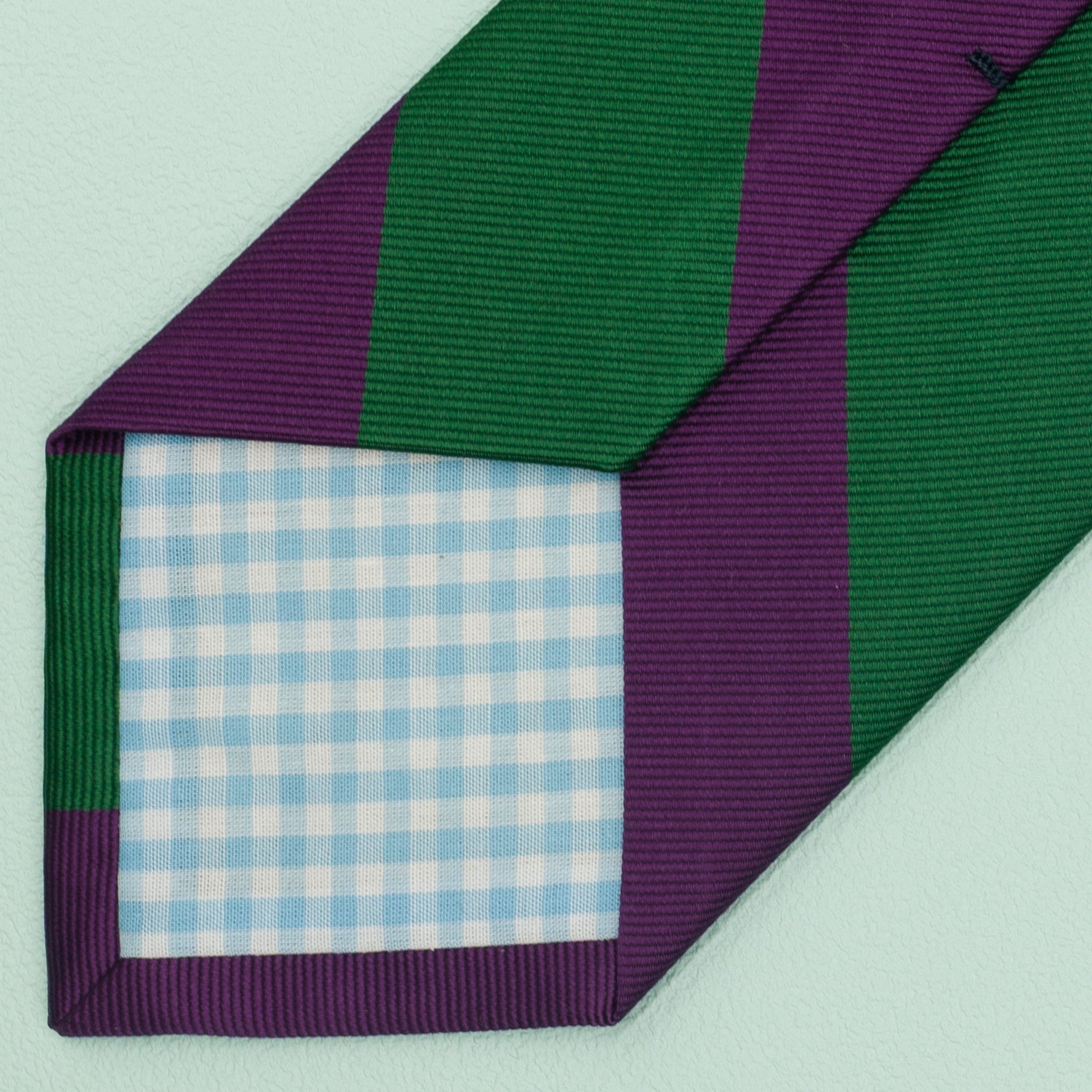 パープルとグリーンのストライプ柄オーニングネクタイ｜FOURBUTTONS Necktie - FOURBUTTONS ONLINE